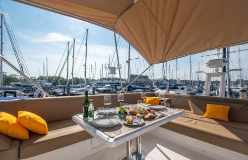 2BR Heated Yacht, Lymington Centre, Beautiful View - Photo 12