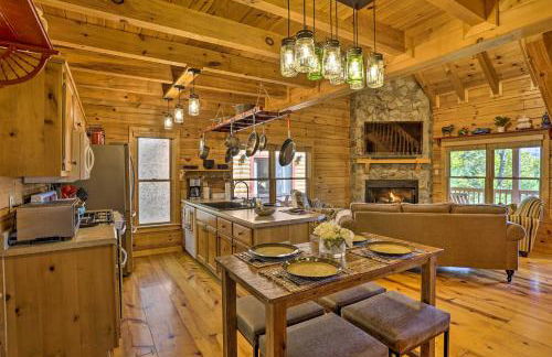 Lovely Log Cabin and Bunkhouse with Views and Yard! - Foto 8
