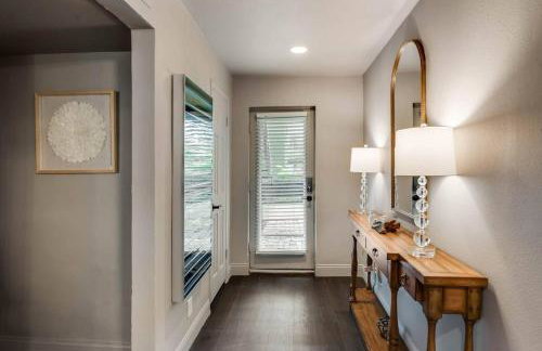 Contemporary Dallas 2BR Condo Patio & Pool - Foto 9