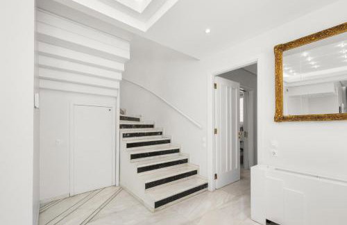 Luxury Villa with Pool, BBQ & Garden in Vouliagmeni - Foto 37