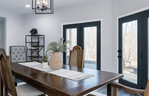 Waterfront Retreat with Spectacular Interior, Jacuzzi and Game Room in NC - Foto 32