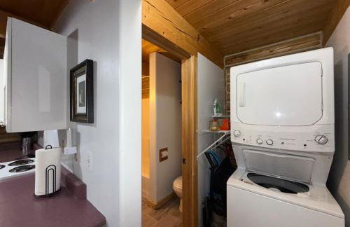 Talkeetna Log Cabin with Hot Tub Unit 2 - Foto 11