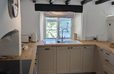 Period Thatched Cottage Towcester - Photo 3