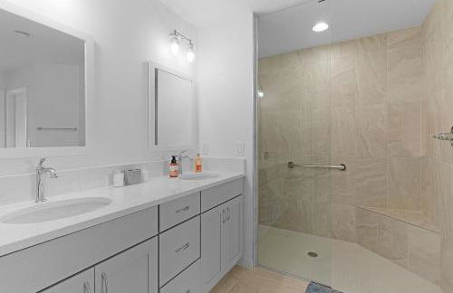 Cozy Family Stay- Queen-Double-Twins Bed- Full Kitchen-Netflix-Golf Cart-WiFi - Photo 24