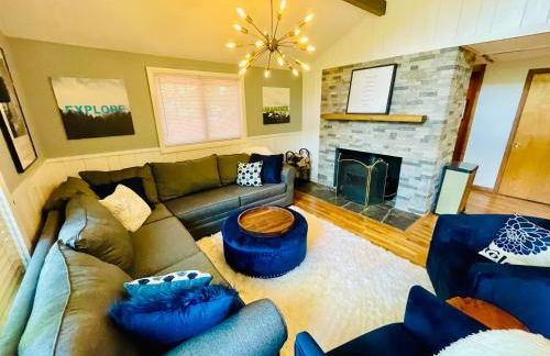 Contemporary Magic Mountain Chalet Close to Skiing, Hiking, Fun - Foto 4