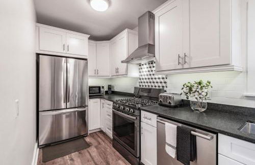 Designer Sun Filled Condo - Walk to Town - Foto 10