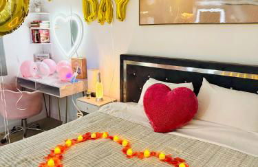 Hollywood Penthouse with Balcony & Pool View - Photo 25