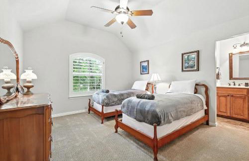 Lewisville Luxe Pool Getaway - Patio BBQ TV Room - Foto 39