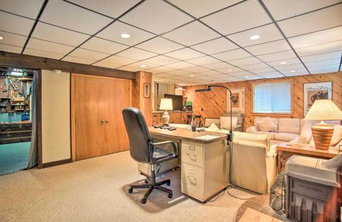 Deck and Grill, Walk to Beaches! Falmouth Retreat - Foto 76