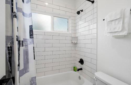 The Oasis - Modern 3BR Near Downtown - Med Center - Stadiums - Foto 31