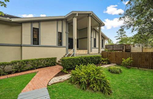 Waterfront oasis with private pool, game room, fire pit and volleyball court - Foto 15