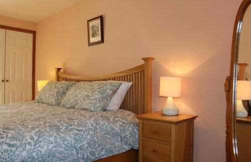 Lymington Courtyard: 4-Bed Modern Cottage Charm - Photo 2