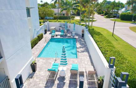 Across from Beach | Balcony • Pool • Parking • 2BR - Foto 28