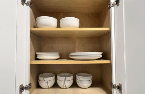 Modern Basement Retreat 2BR King suite - Foto 14