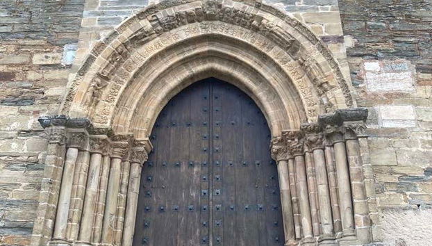 Uno de los pórticos de la iglesia de Santiago