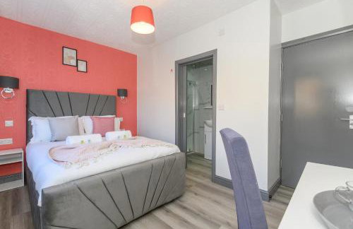 Leeds Stay Private En-Suite Room Shared Kitchen - Pass the Keys - Photo 3