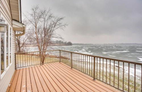 Spacious Lakefront Home with Spectacular Views! - Foto 20