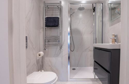 Stylish 2BR Apartment With Balcony Next To Station - Foto 11