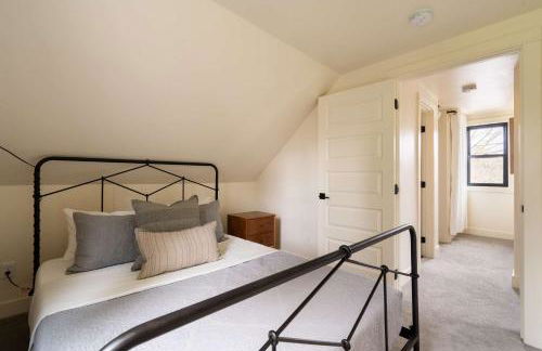 Stay Portland - Restored Farmhouse & Backyard Tiny House Village - Photo 28