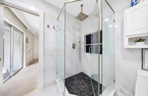 Tropical Villa Retreat with Private Pool & Peaceful Backyard - Stylish Escape in a Tranquil Residential Area - Foto 34