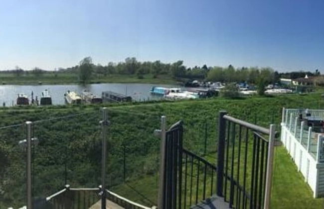 Beautiful 2-bed Lodge With hot tub and Saunain Ely - Foto 9