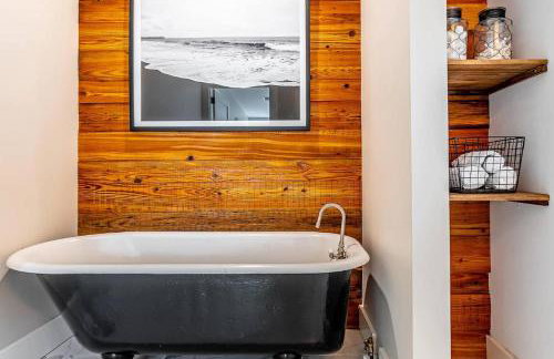 Downtown | Gorgeous | Pet Friendly! - Photo 31