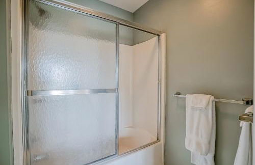 NEW LISTING! Two Bedrooms in A Building with Marsh and Ocean Views - Foto 30