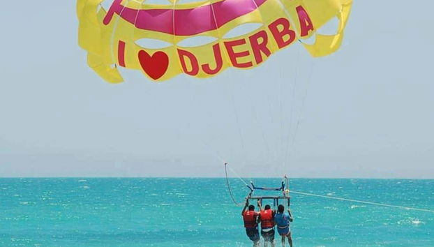 Comenzando a ascender con el parasailing