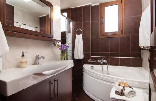 Saridakis Villa, Multi-Generational Escape & Pool, By ThinkVilla - Foto 44