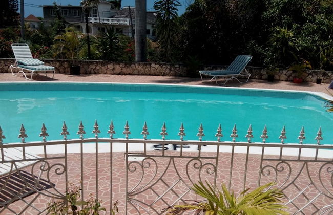 Holiday House Second floor Ste - Photo 18