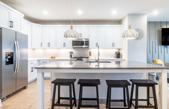 Monty by Avantstay 4bdr 4BA Balcony w Outdoor Seating 5mins to DT - Photo 3