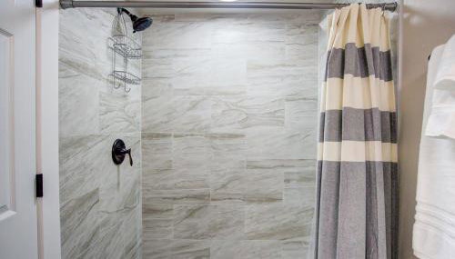 In-Unit Laundry AC Free Parking Dishwasher - Foto 3, towels, Shower