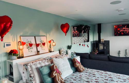 Little Woodlands Chalet with Private Garden & Hot Tub - Foto 21