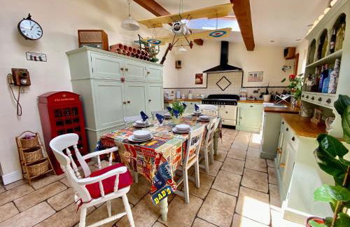 Beautiful Character 5 Bedroom Dorset Thatched Cottage - Great Location - Garden - Parking - Fast WiFi - Smart TV - Newly decorated - sleeps up to 10! Only 18 mins drive to Sandbanks Beach! Close to Bournemouth & Poole - Photo 2
