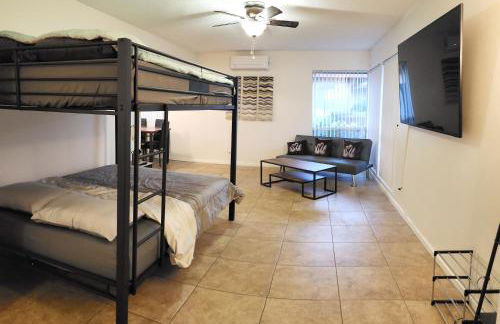 Private, Spacious, 4x Queen, 300 MBPS Internet with Backyard! - Foto 14