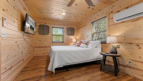 Cabin 1 - Peaceful Cabin Near River with Fire Pit and Hot Tub - Foto 5