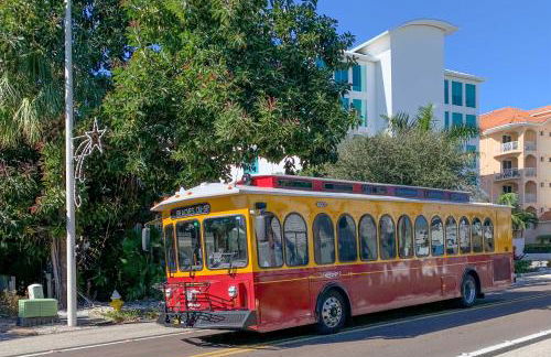 Large Balcony and Water Views Indian Shores Condo! - Foto 42