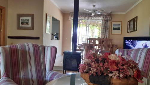 Precioso chalet próximo a Sevilla con jardín y piscina privada 8 personas Wifi gratis 2 salones 4 dormitorios 2 baños - Foto 3