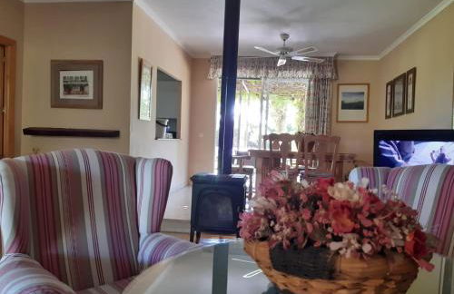 Precioso chalet próximo a Sevilla con jardín y piscina privada 8 personas Wifi gratis 2 salones 4 dormitorios 2 baños - Foto 3