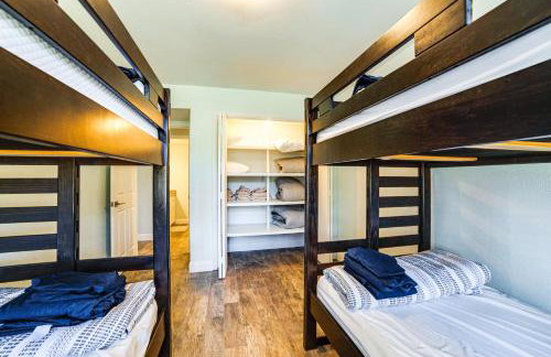 Lakeside Retreat Large Spacious Home with Game Room - Photo 29