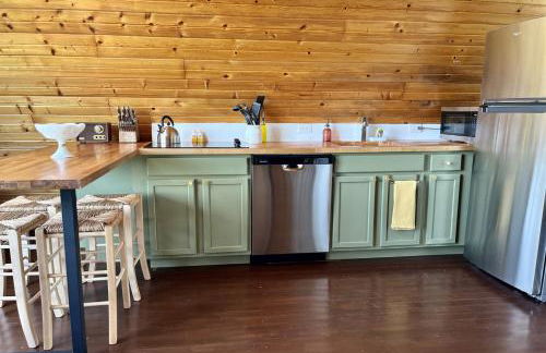 Scenic 2BR A-Frame w Hot Tub & Views - Foto 16