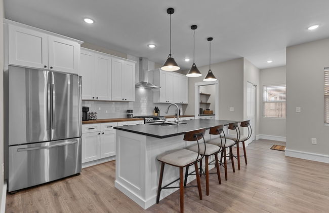 Bright Urban Comfort | JZ Vacation Rentals - Photo 24