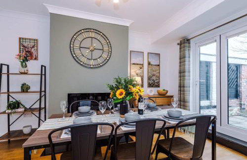 Spacious 3 Bed Home in Great Location by 53 Degrees Property - Ideal for Business with Parking - Foto 6