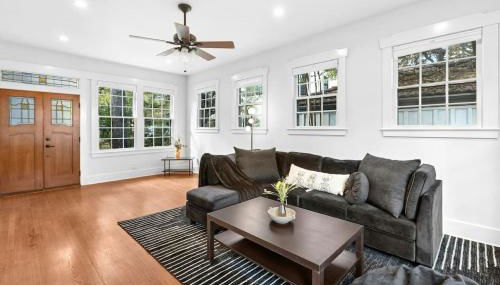 2025 New Build Victorian Gem on UT, 4BR, 2BA Downtown with Free Parking - Foto 2