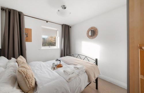 2BR Waterside View Free Parking Fast WiFi Terrace Balcony TV BBQ Garden Access - Foto 13