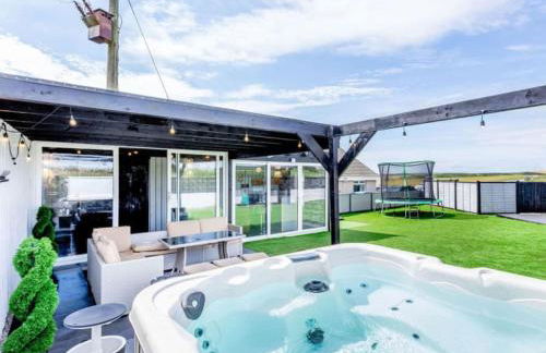 Tigh Na Mhor , Hot Tub , Games Room , 5 Bedroom ,Sleeps 13 , Large Villa - Photo 1