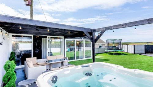 Tigh Na Mhor , Hot Tub , Games Room , 5 Bedroom ,Sleeps 13 , Large Villa - Foto 1, Garden