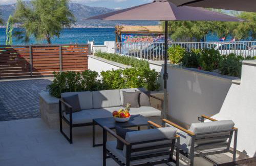 Luxury Poolside Villa - Photo 30