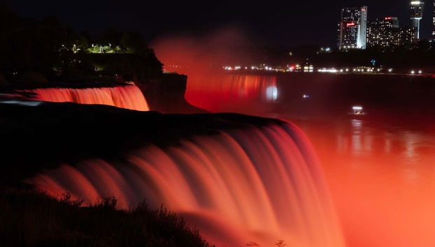 Des lumières orange illuminent les chutes du Niagara