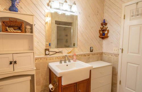 Charming Riverfront Cabin - Hot Tub Overlooking New River, Gas Fireplace - Foto 3